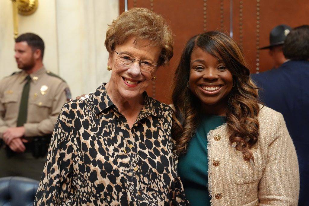 Senator English and Senator Scott pose for the picture
